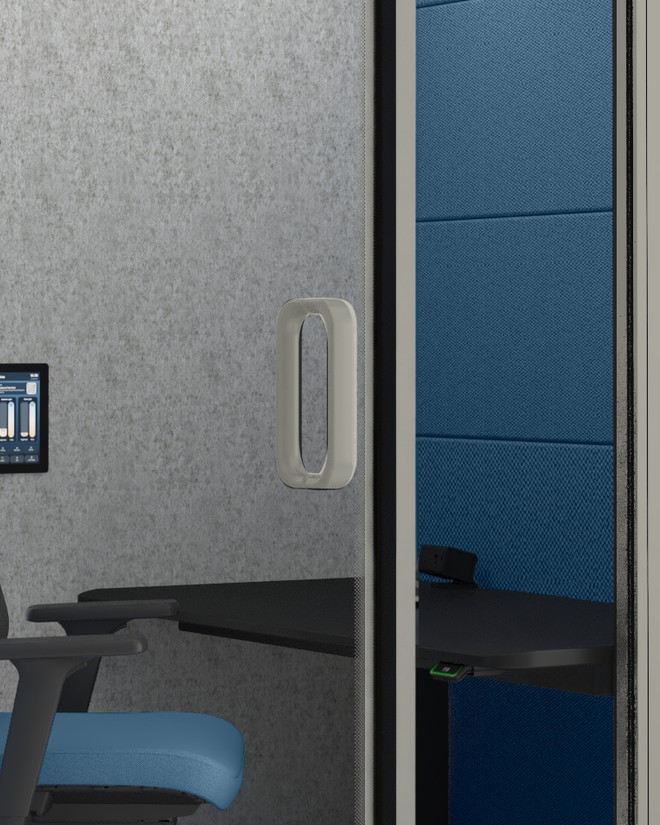 Calma Focus door edge in close-up: the laminated glass meeting the frame, with the handle