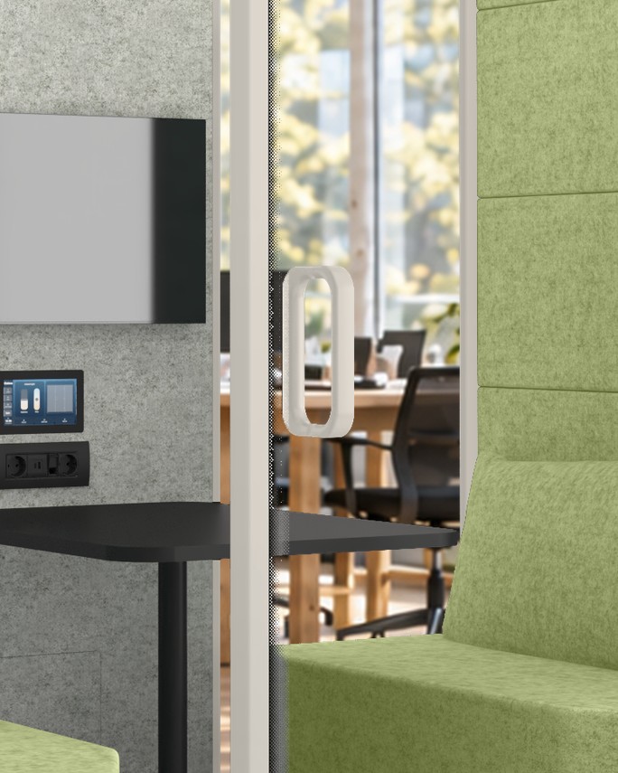 Calma Large door edge in close-up: the laminated glass meeting the frame, with the handle