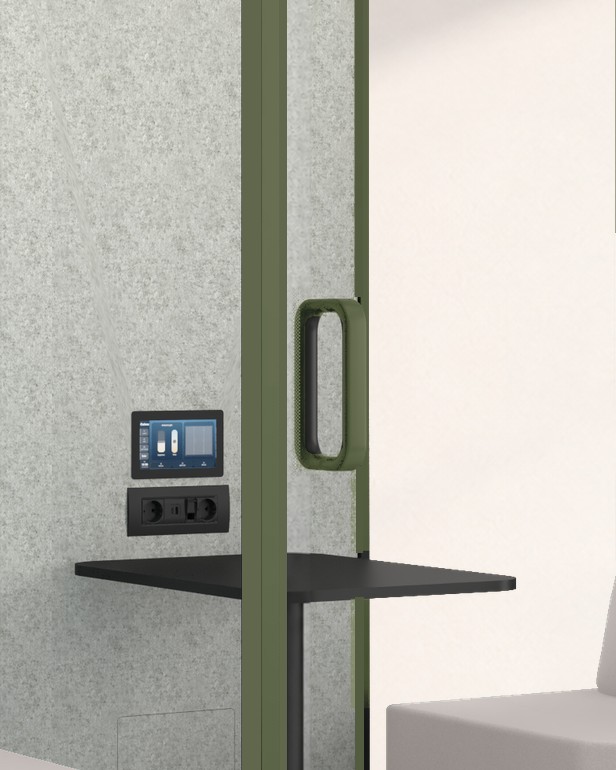 Calma Medium door edge in close-up: the laminated glass meeting the frame, with the handle