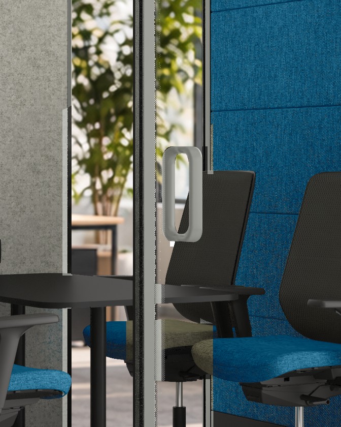 Calma XLarge door edge in close-up: the laminated glass meeting the frame, with the handle