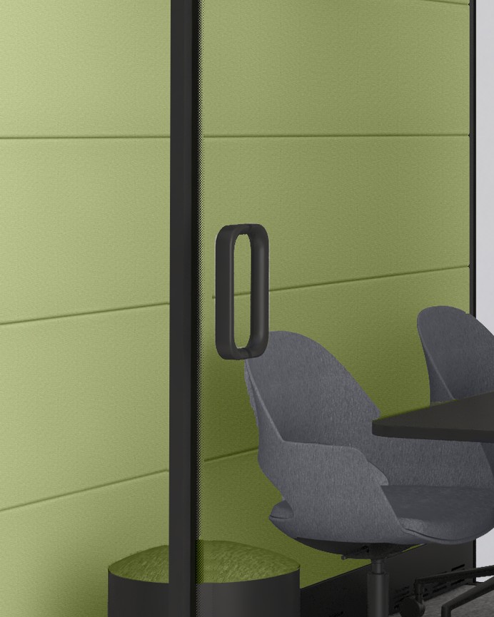 Calma XXLarge door edge in close-up: the laminated glass meeting the frame, with the handle